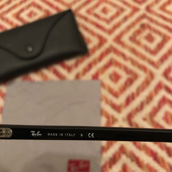 Vintage Red Stylish Ray-Bans Sunglasses - Picture 3 of 3